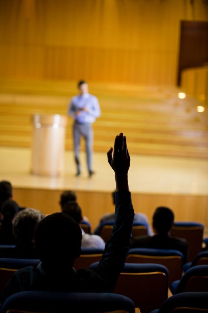 Mężczyzna przemawia na scenie