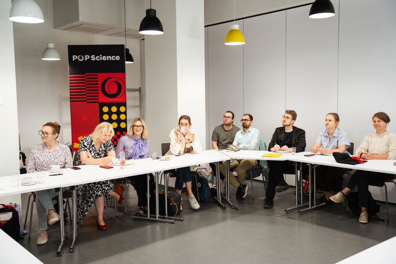Akademia Kompetencji Popularnonaukowych - zdjęcie uczestników podczas aktywności